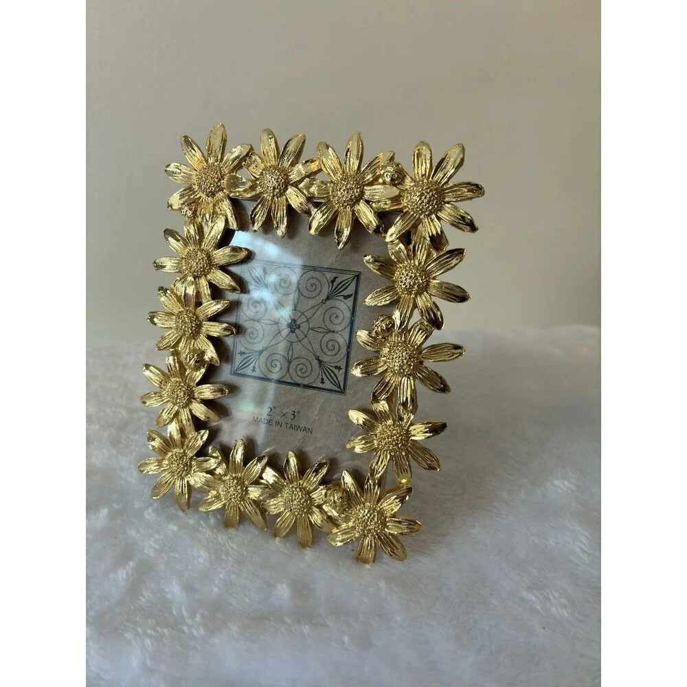 Unbranded gold metal